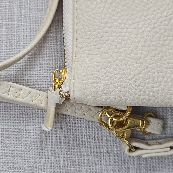 Lovely Cream-colored Small Handbag - Picture 4 of 13